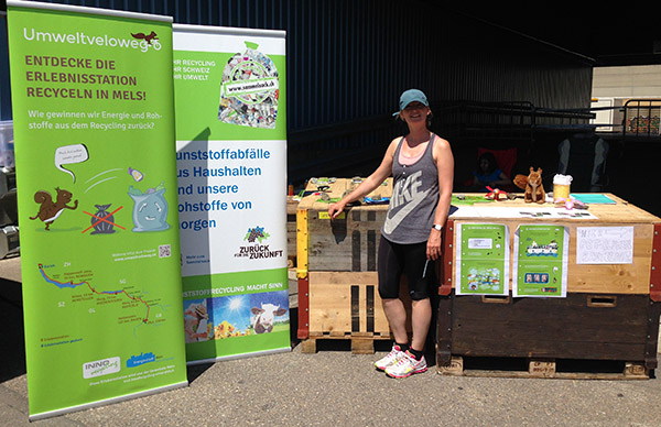 Simone Hochstrasser am Info-Stand des Umweltveloweges