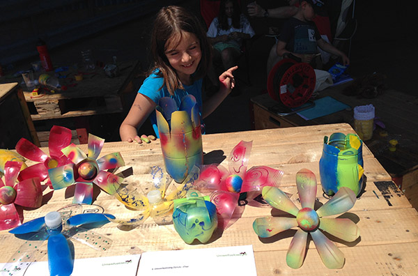 Kinder haben kleine Kunstwerke aus PET gebastelt…